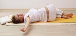 Übungen bei Rückenschmerzen aus dem Buch von Renate Bruckmann als Videoanleitung